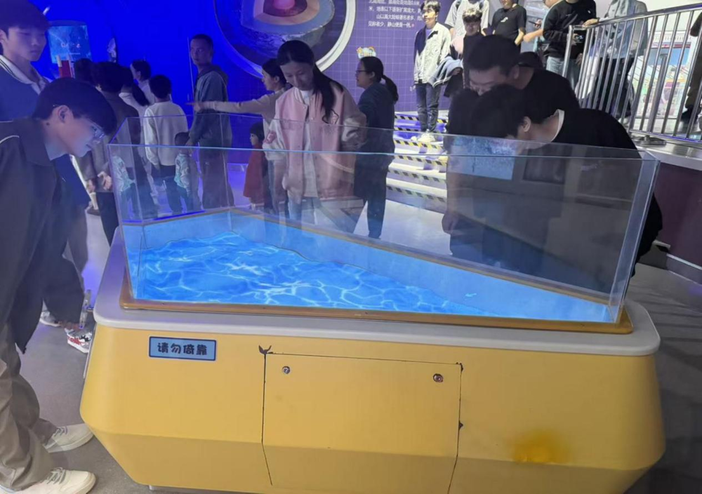 同学们观察模拟水流与地形的动态变化