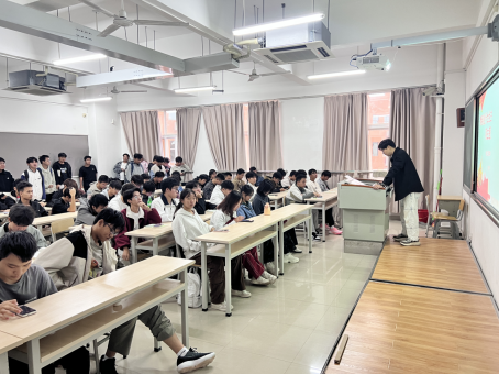 后排同学们正积极抢答