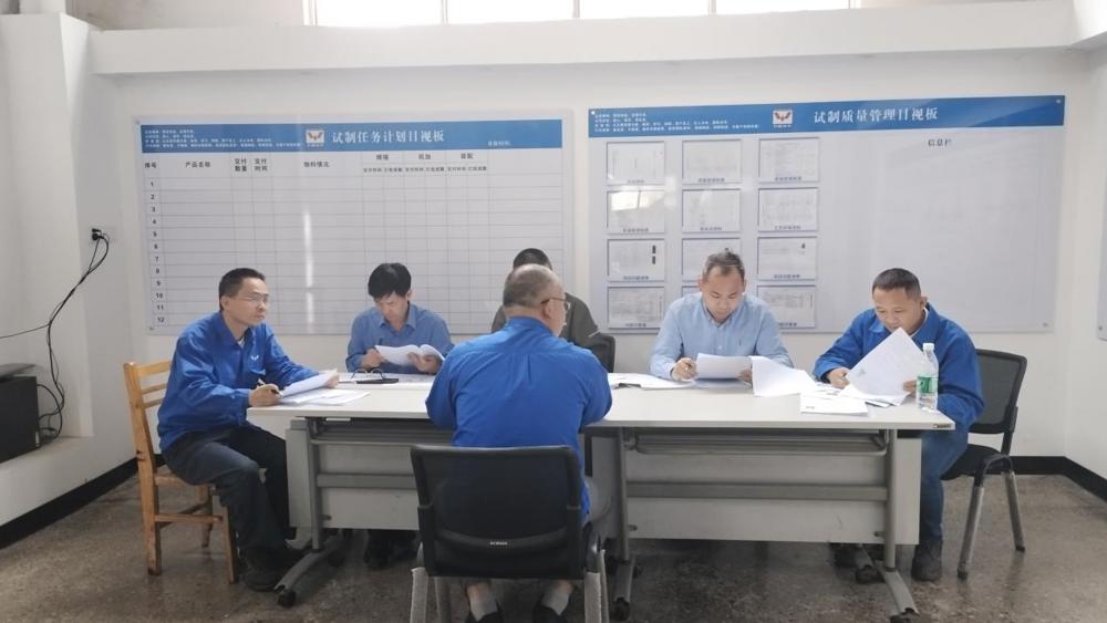 教师与企业员工开展技术项目研讨