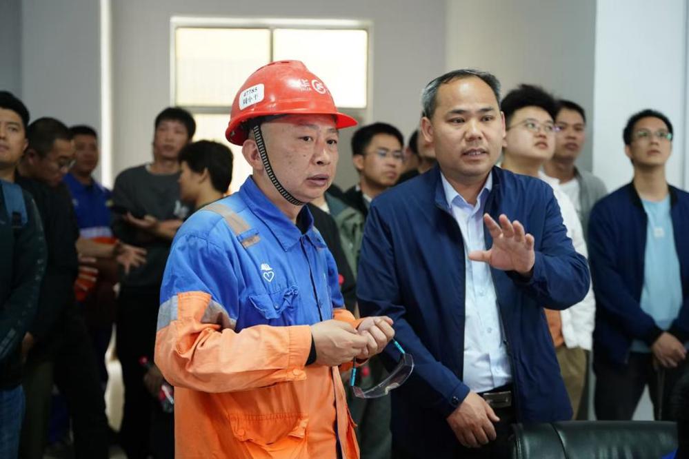 甘达淅做现场指导