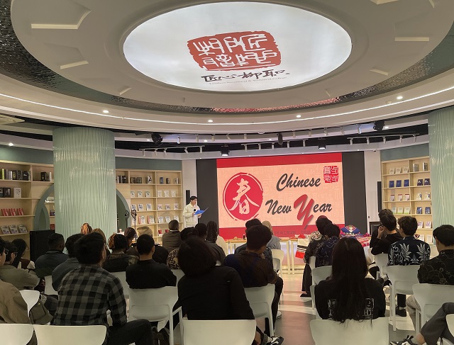 刘世鹏老师在讲授春节文化