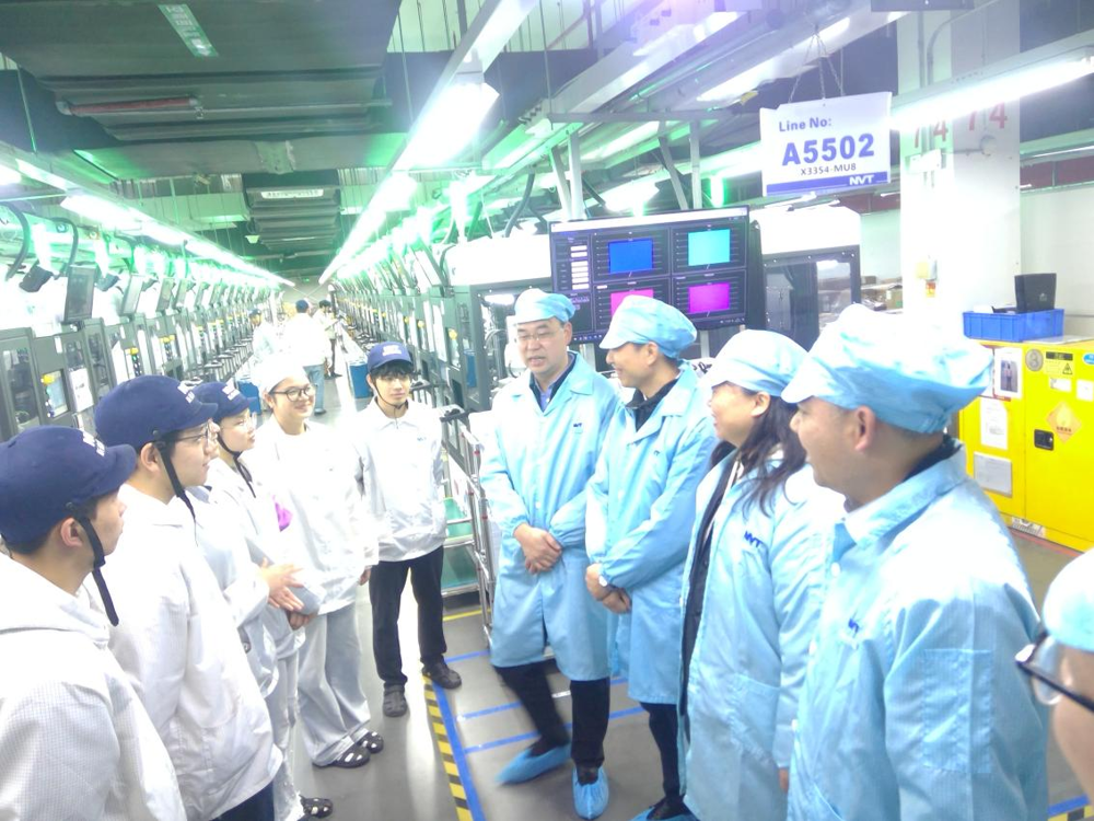 副校长邱福明与顶岗实习学生交流