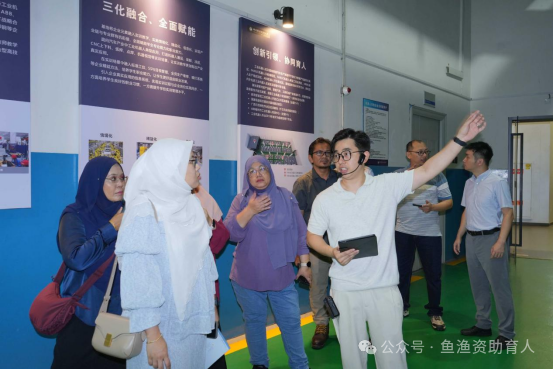 给马来西亚理工大学老师进行学院介绍