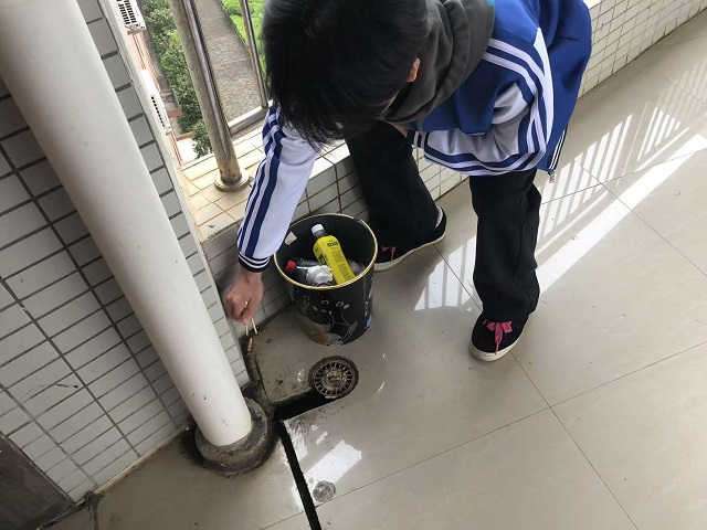志愿者在T3走廊捡烟头