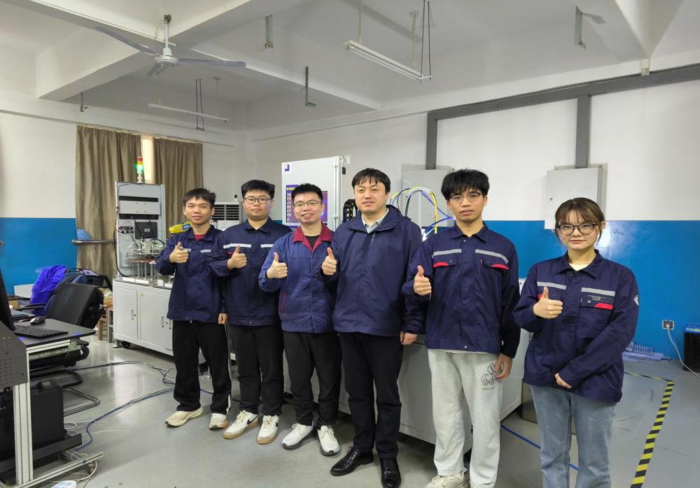 机电设备安装与运维赛道金奖参赛队伍合影