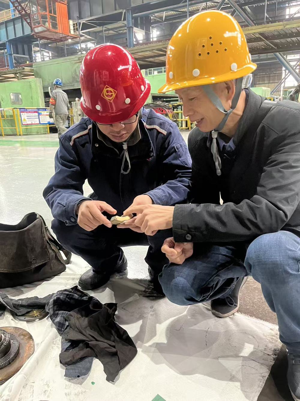 导师深入柳钢生产一线指导徒弟