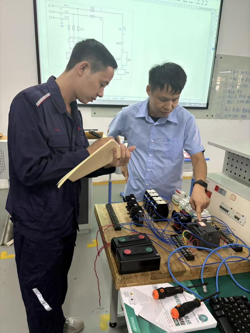 师徒开展技术研讨