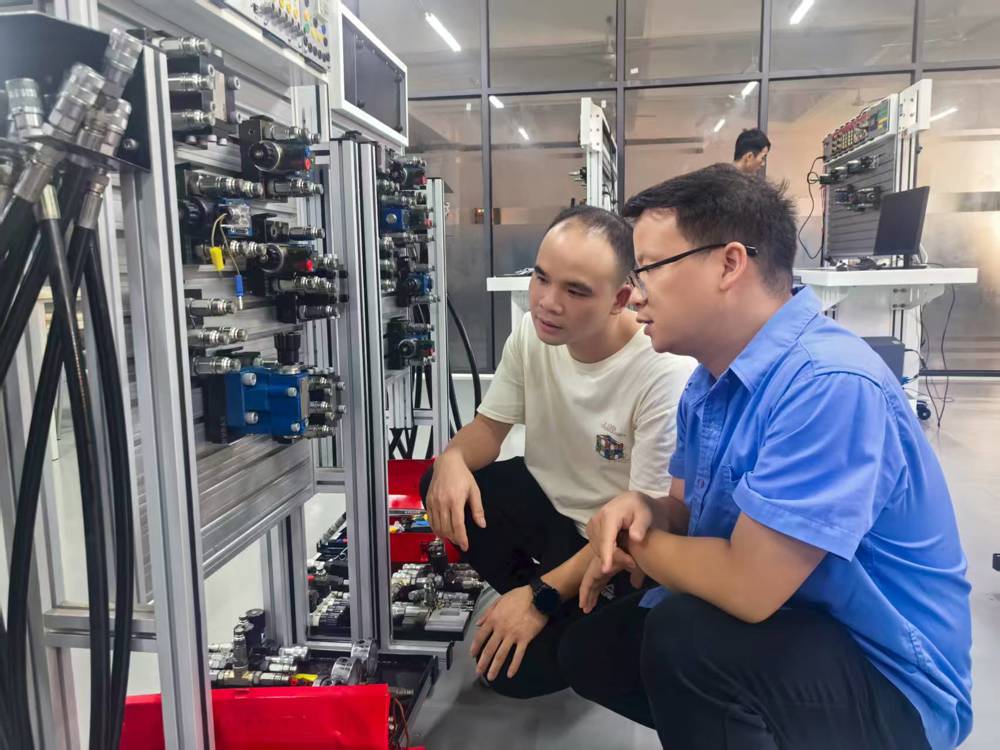 师徒开展技术研讨