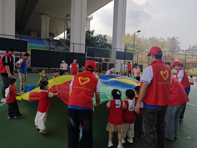 志愿者们和幼儿玩游戏