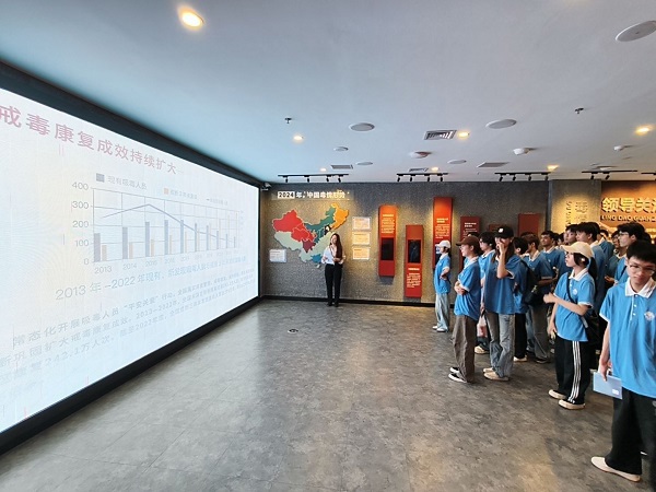 同学们积极学习禁毒知识