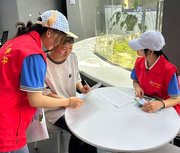 志愿者返校进行禁毒知识宣传