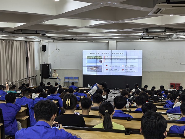 同学们认真学习防溺水知识
