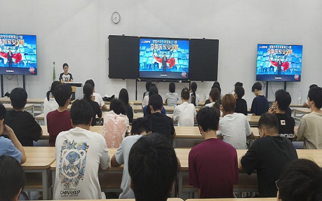 同学们现场观看“思政大课”