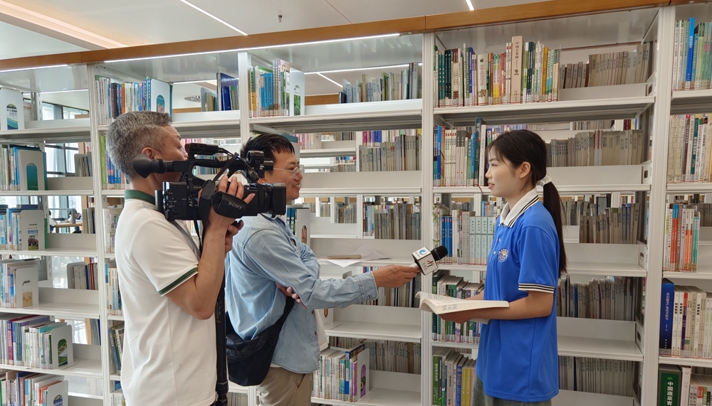 程婉情同学接受采访