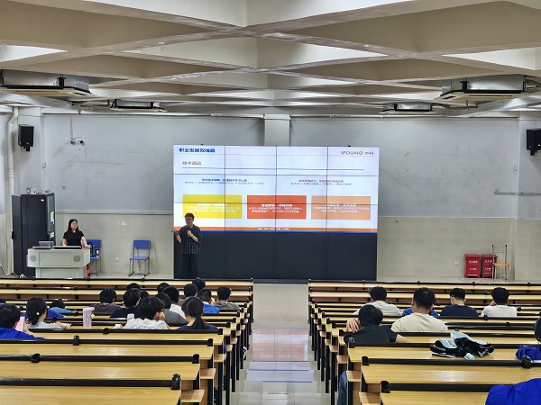 同学们在认真听宣讲现场