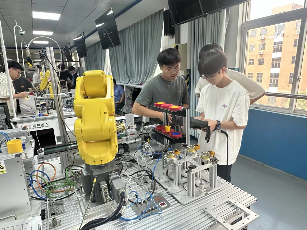 机电工程学院圆满承办“2026年上汽通用五菱管理技术培训生人工智能工程与应用”培训班