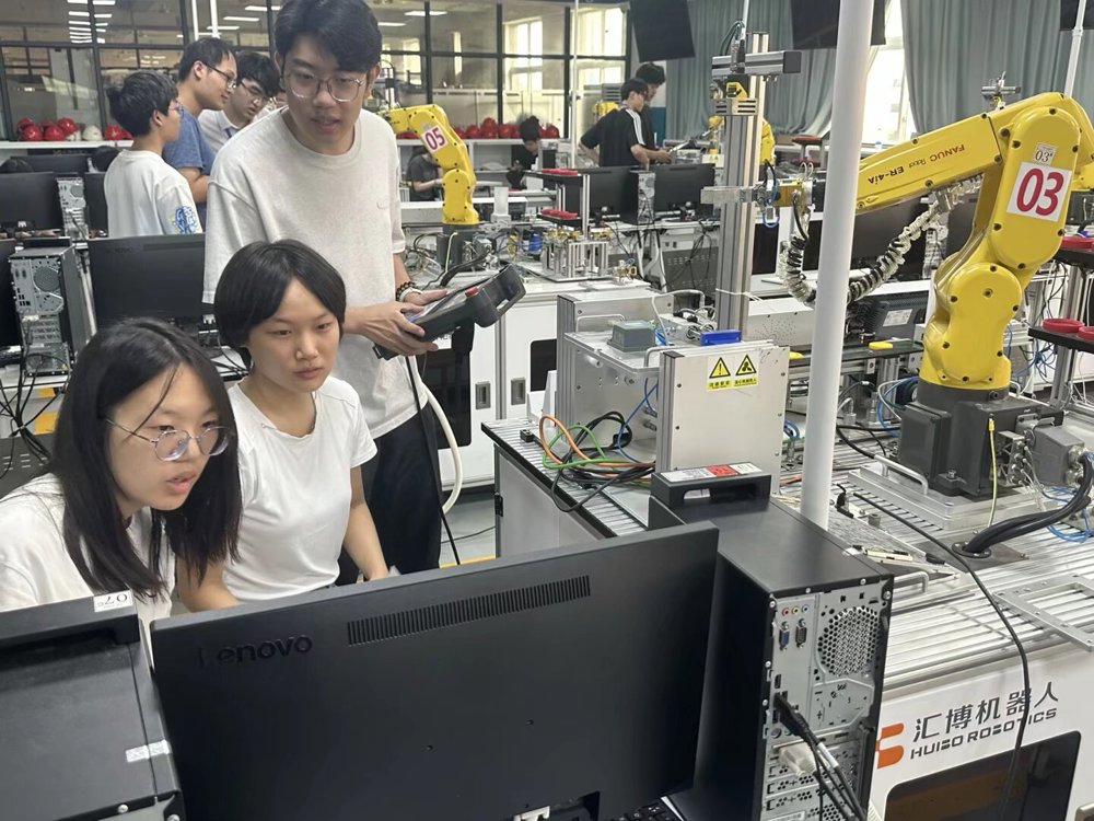 学员在进行机器人操作练习 学员在进行机器人操作练习