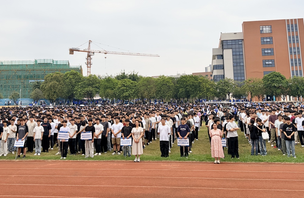机电工程学院举行“立足此刻启新程，匠心实干向未来”新学期主题升旗仪式