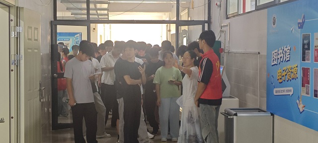 志愿者带志愿者逛图书馆 志愿者带志愿者逛图书馆
