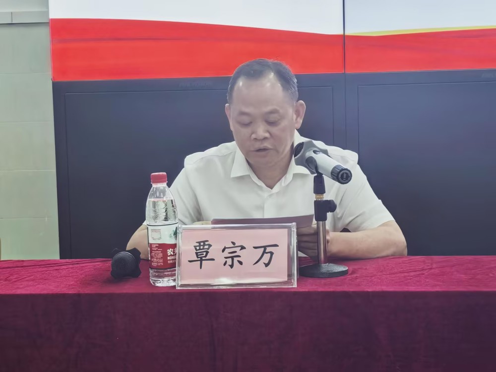 覃宗万代表财经与物流管理学院党委作表态发言