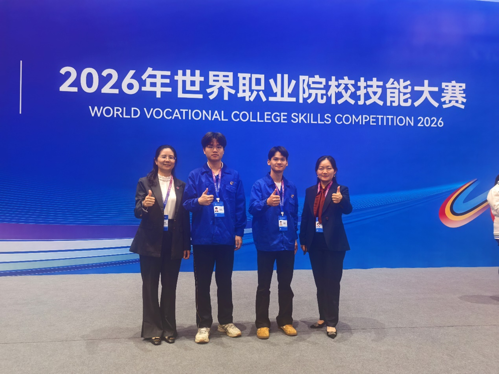 图为获奖学生与企业人员在2026年世界职业院校技能大赛总冠军决赛会场照片 图为获奖学生与企业人员在2026年世界职业院校技能大赛总冠军决赛会场照片