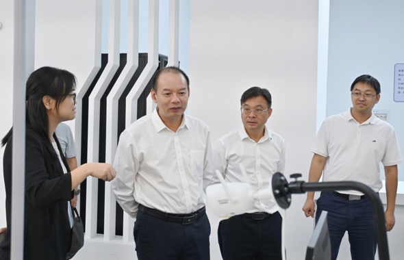 校长甘金明调研指导学校首届科技创新成果展选活动