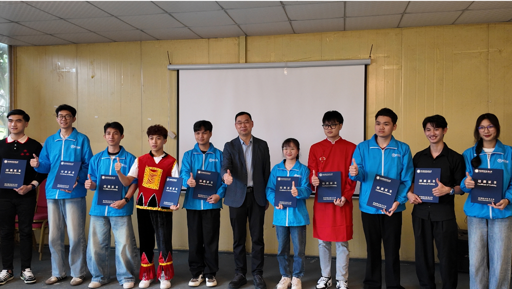 Mr. Qiu Fuming Presenting Certificates of Completion to Vietnamese Students