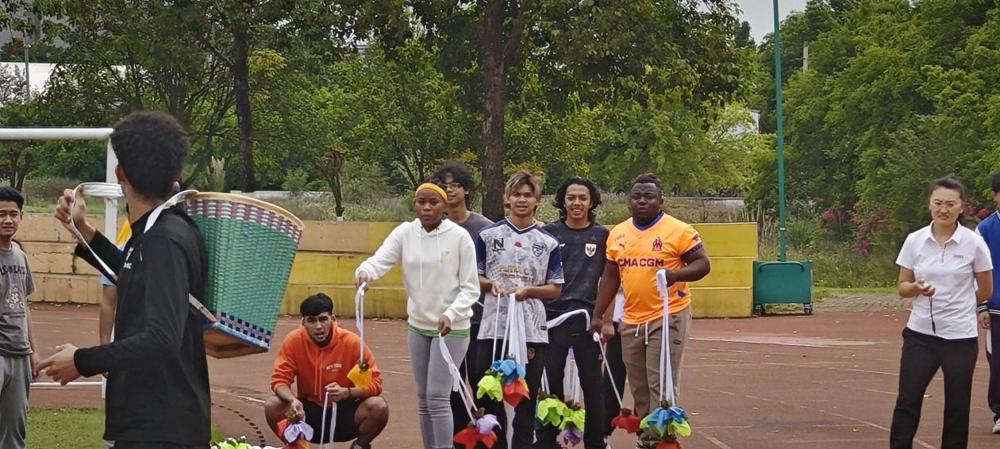 International student teams participated in the race of throwing embroidered balls into a back basket