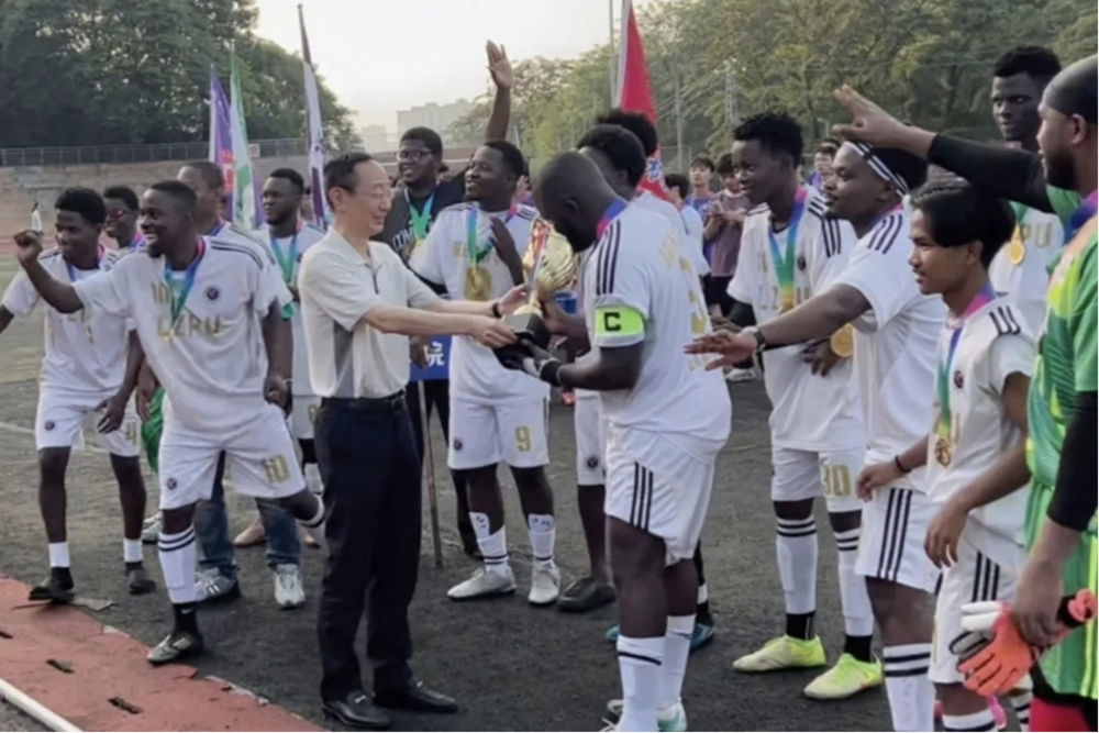 Liu Zilin presenting the award to the champions