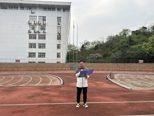 覃洋进行国旗下讲话