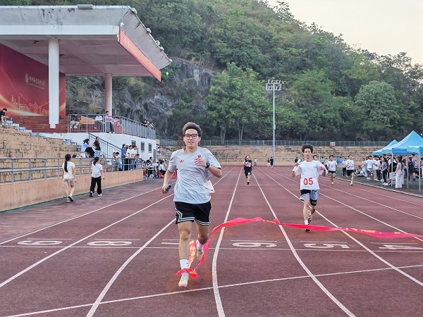 贸易与旅游管理学院第三届田径运动会顺利举行
