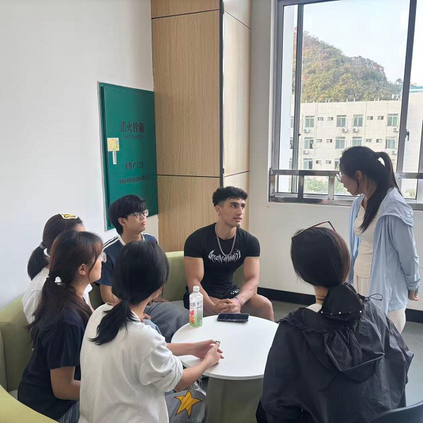 师生在外语角交流