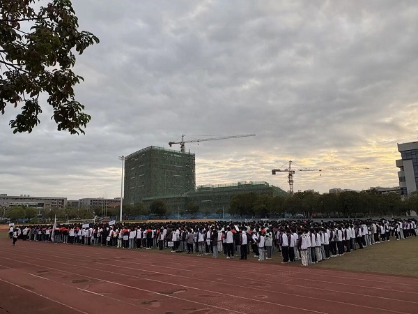 全体师生行注目礼