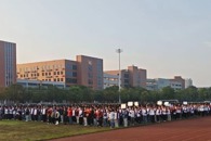 汽车工程学院开展“弘扬雷锋精神，铸就工匠精魂”主题升旗仪式