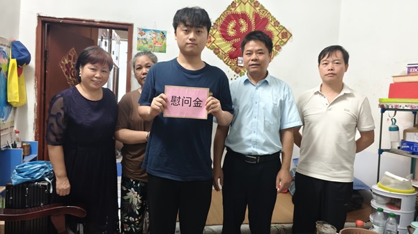 慰问曾庆五同学
