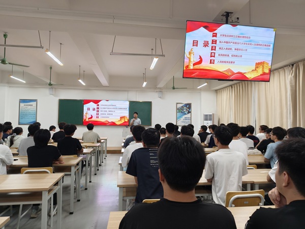 关意鹏副书记给学生上党课
