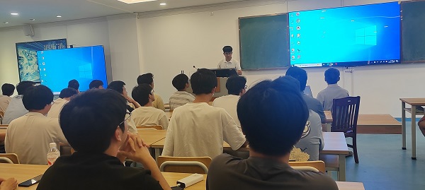梁洪基老师为学生解析赛项