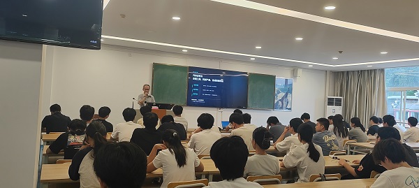 邓益民老师为学生做专业介绍