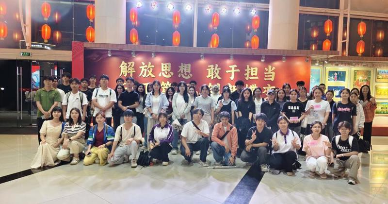 美育润心承国粹 红色铸魂育新人—我校开展资助育人京剧专场观演活动