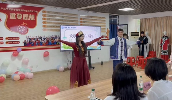 民族学生歌舞表演