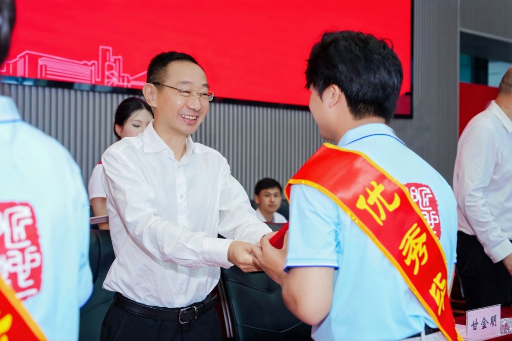 校党委书记刘子林为优秀毕业生颁发证书