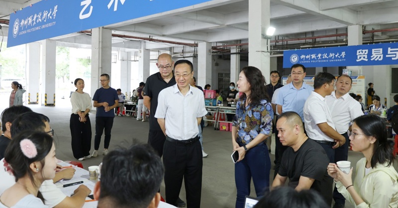 校党委书记刘子林深入2026级迎新现场检查指导工作