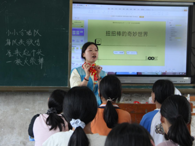 柳职大艺术学院学子三下乡：艺韵传侗乡，美育润童心