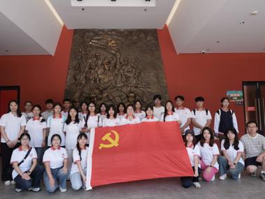 【红色研学】艺术学院学生党支部赴鹿寨开展“传承红色基因·铸牢廉洁根基”主题党日活动