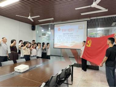 铭誓筑魂 清风启程  ——艺术学院艺匠学生党支部举行2026届毕业生党员系列教育活动