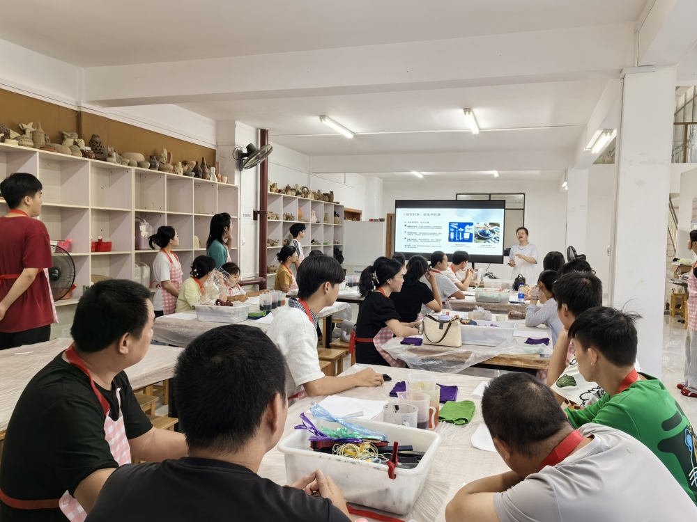 学员认真听讲扎染知识 学员认真听讲扎染知识