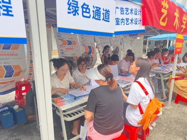 暖心护航逐梦启航——艺术学院迎新绿色通道温情助力新生报到