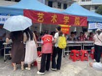 亮身份作表率 暖心迎新生——艺术学院艺匠学生党支部开展迎新志愿服务活动