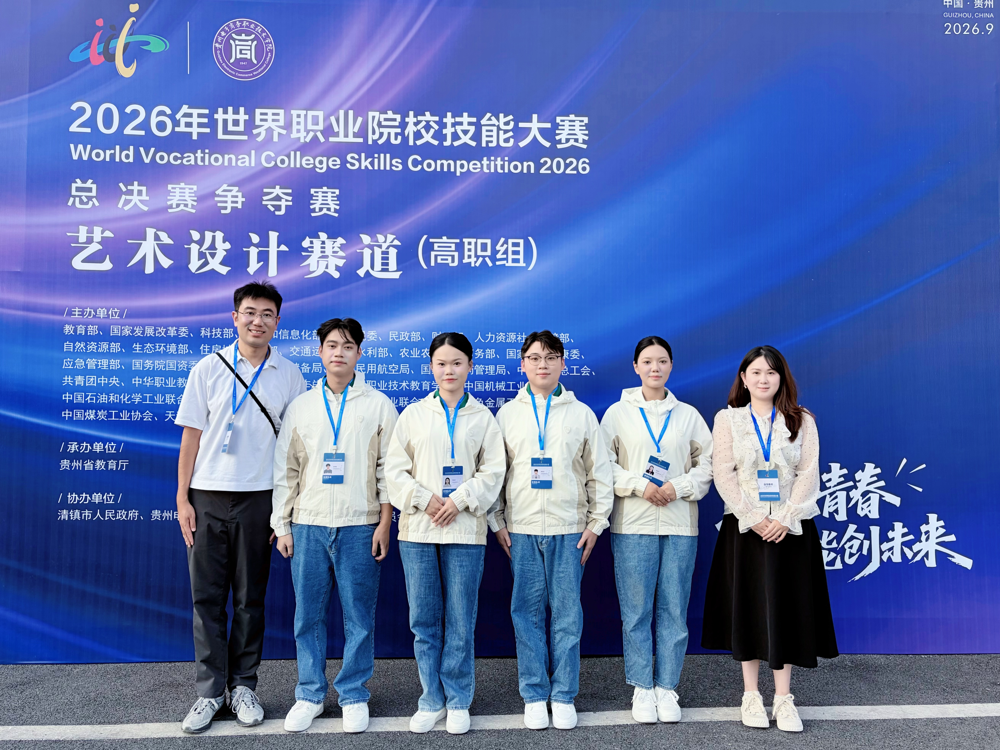 指导老师刘强（左一）、参赛选手张韦政（左二）、罗凯丹（左三）、顾志杰（右三）、陆思艺（右二）、指导老师覃怡情（右一）