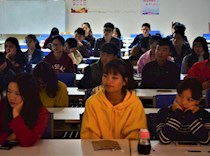 艺术设计学院组织学生党员、学生干部观看中国共产党第十九次全国代表大会开幕会